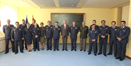 El ministro de Defensa, Pedro Morenés, acompañado por el JEMA, Francisco Javier García Arnáiz, entre otras autoridades de este ejército, ha recibido a una comisión de los participantes en las aeroevacuaciones,en la sede del Ministerio.