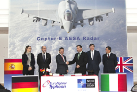 El Secretario de Estado de Defensa, Pedro Argüelles, junto a sus homólogos de Alemania, Italia y el Reino Unido, han firmado un contrato para el desarrollo de un sistema de radar para el avión de combate ‘Eurofighter Typhon’, en Edimburgo, Escocia.