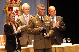 El Centro de Formación de Tropas nº 1 recibe la medalla de Cáceres