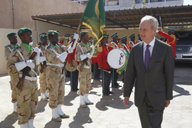 Honores y revista a la llegada de Morenés y su homólogo Diallo Mamadou Bathia al Ministerio de Defensa de Mauritania