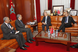 El ministro de Defensa con su homólogo marroquí, Abdellatif Loudiyi durante su encuentro de trabajo.