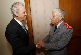 El ministro de Defensa, Pedro Morenés saluda al general Bouchaib Arroub, Inspector General de las Fuerzas Armadas Reales y Comandante de la Zona Sur.