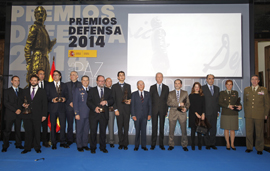 El ministro de Defensa, Pedro Morenés, junto a todos los premiados de los Premios Defensa 2014