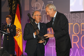 El ministro Pedro Morenés entrega el premio extraordinario de Defensa, a Marcelino Oreja Aguirre, Presidente de la Real Academia de Ciencias Morales y Políticas.