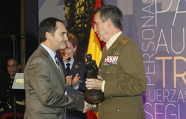 El JEME, general de Ejercito, Jaime Domínguez Buj entrega a Manuel Ángel Gómez Izaguirre, el galardón en la modalidad Periodismo Audiovisual Radio.