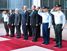 El ministro de Defensa se reúne en Tel Aviv con su homólogo israelí