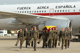 Los restos del cabo Soria reciben honores a su llegada a España
