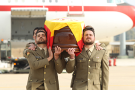 Los restos del cabo Soria reciben honores a su llegada a España