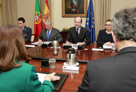 Reunidos el Secretario de Estado de Defensa, Pedro Argüelles, y la Secretaria de Estado de Defensa de Portugal, Dra. Berta Cabral, en la sede del Ministerio de Defensa.