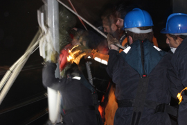 La fragata ‘Canarias’ rescata a cuatro náufragos en aguas del Estrecho