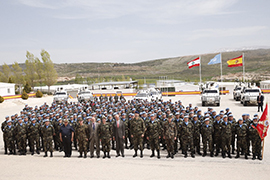 Fotografía de grupo de Su Majestad el Rey con las autoridades y el contingente español desplegado en el Líbano