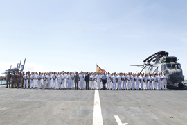 El ministro de Defensa asistió el miércoles 6 de mayo a la ceremonia de relevo del buque de la Armada holandesa ‘Johan de Witt’ al buque de  Asalto Anfibio (BAA) Galicia de la Armada española .