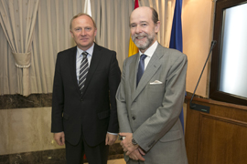 El Secretario de Estado de Defensa, Pedro Argüelles Salaverría, junto a su homólogo polaco, Czeslaw Mroczek, en la sede del ministerio.