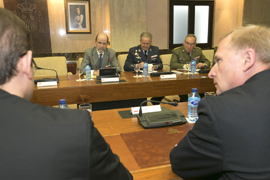 El Secretario de Estado de Defensa, Pedro Argüelles Salaverría,y su homólogo polaco, Czeslaw Mroczek, durante la reunión mantenida por ambas delegaciones en la sede del ministerio.