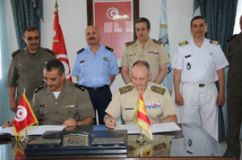 Defensa entrega  material de protección a las Fuerzas Armadas tunecinas