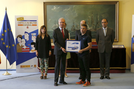 Los ganadores del concurso  ‘Carta a un militar español' recogen  su premio