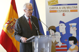 Los ganadores del concurso  ‘Carta a un militar español' recogen  su premio