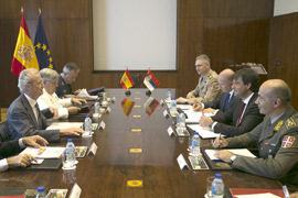 El ministro de Defensa, Pedro Morenés, y su homólogo serbio, Bratisalv Gasic, mantienen una reunión de trabajo, junto a sus delegaciónes