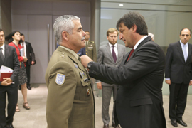 El ministro de Defensa serbio, Bratisalv Gasic, condecora al general Andrés Chapa Huidóbro.