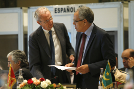 El ministro, Pedro Morenés, junto a su homólogo marroquí, Abdeltif Loudyi durante la reunión de la Iniciativa 5+5 en Túnez.