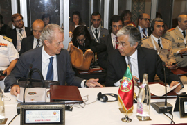 El ministro de Defensa, Pedro Morenés, junto a su homólogo portugues, José Pedro Aguiar-Branco, durante la reunión de la Iniciativa 5+5 en Túnez.