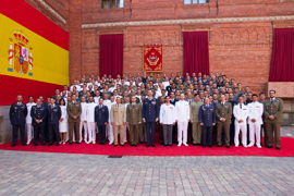 Fotografía de S.M. el Rey con los alumnos del XVI curso de Estado Mayor de las Fuerzas Armadas