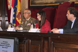 Irene Domínguez-Alcahud  acompañada por el ministro plenipotenciario de la Embajada de los Países Bajos, Dirk Jan Nieuwenhuisel, y por el director del CESEDEN, teniente general Alfonso de la Rosa Morena.