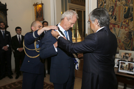 El ministro, Pedro Morenés Eulate, recibe de su homólogo portugués, José Pedro Correia de Aguiar-Branco, la Gran Cruz de la ‘Ordem do Infante Dom Henrique’.