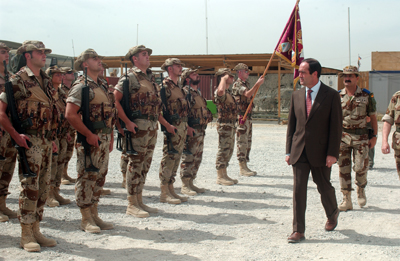 El ministro de Defensa José Bono pasa revista a las tropas españolas desplegadas en Kabul.
