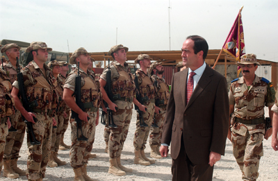 José Bono pasa revista a las tropas españolas a su llegada a la base internacional 'Camp Warehose' en Kabul.