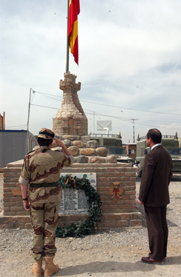 El Ministro de Defensa D. José Bono y el Jefe del Estado Mayor de la Defensa, General de Ejército D. Félix Sanz Roldán en el monumento a los Caídos durante el homenaje a las víctimas del accidente del Yak-42.