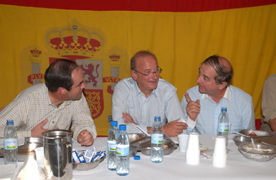 José Bono conversa con Jordi Vilajoana, vicepresidente 2º del Congreso de los Diputados y el senador Iñaki Anasagasti en el Destacamento español 'Ortiz de Zarate' en Mazar-i-Sharif en Afganistán