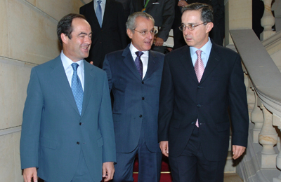 El Ministro de Defensa, José Bono con el Presidente de Colombia, Álvaro Uribe y el Ministro de Defensa colombiano Jorge Alberto Uribe (en el centro)