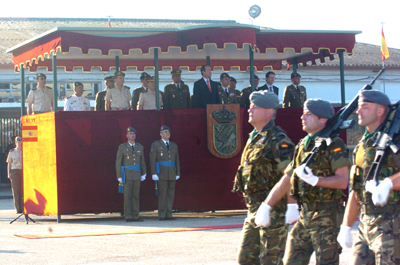 El ministro de Defensa D. Jose Bono, durante su visita a la Brigada Aerotranspotable (BRILAL) Galicia VII en Pontevedra