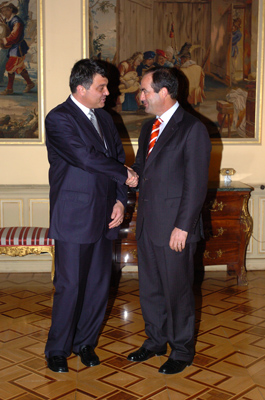 Los ministros de Defensa, José Bono y Nicolay Svinarov en el Palacio de Buenavista Madrid