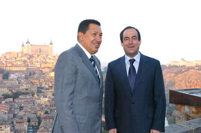 El presidente de Venezuela, Hugo Chavez y el ministro de defensa en un mirador de Toledo
