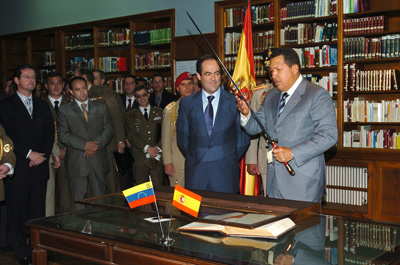 José Bono regala en la Academia de Infantería a Hugo Chavez una réplica de la espada del Emperador Carlos V