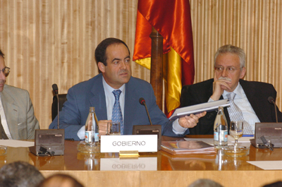 El Ministro de Defensa, D. José Bono durante su intervención en la Comisión correspondiente del Congreso donde expuso, a petición propia, durante más de una hora sobre el accidente del Yak-42.