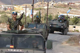 Infantes de Marina sobre vehículos 'Hummer' y 'Piraña'