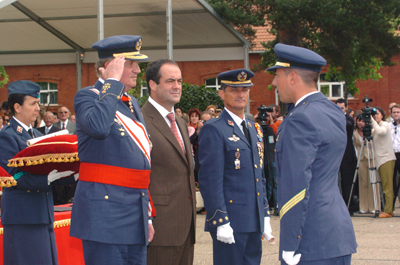Su Majestad el Rey Don Juan Carlos I condecora al número uno de la XII promoción del Cuerpo General de Suboficiales.