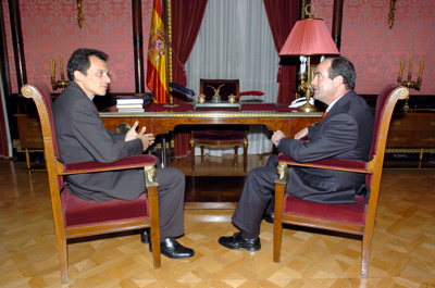 José Bono conversa con Pedro Duque en el Palacio de Buenavista, sede del Cuartel General del Ejército de Tierra