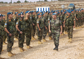 El comandante de la FINUL, teniente general Alain Pellegrini, pasa revista a los componentes de la Fuerza Expedicionaria de Infantería de Marina ubicada en la base 