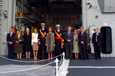 La Familia Real, el presidente de la Generalitat de Cataluña y los ministros de Defensa e Industria posan en la cubierta de la fragata 'Almirante Juan de Borbón'