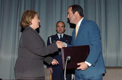 José Bono y Michelle Bachelet, ministra de defensa de Chile, firman el MOU relativo a cooperación en el dominio industrial, material y equipamiento de defensa.
