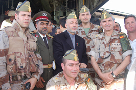 El presidente afgano posa junto al Coronel Alonso, su cadena de mando y el Gobernador Militar de la provincia.