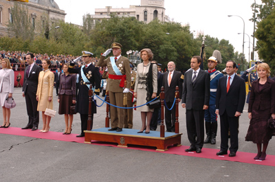La familia Real y autoridades ciciles y militares reciben honores en la Plaza de Colón en el Dia de la Fiesta Nacional