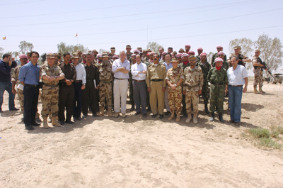 El ministro de Defensa, mienbros de la Brigada Plus Ultra, Policías iraquies y periodistas en Base España Diwaniya