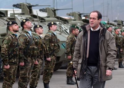 El ministro de Defensa, pasando revista a las tropas españolas a su llegada a Istok.