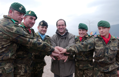 El ministro de Defensa, con varios miembros de las tropas españolas desplegadas en Istok.