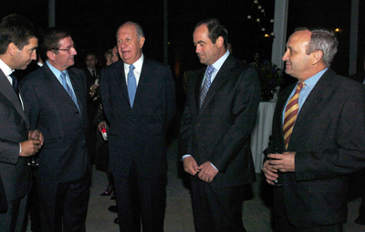 El presidente de Chile, Ricaardo Lagos, conversa con José Bono y un grupo de senadores en el Museo del Ejército con motivo de las fiestas Patrias de Chile.